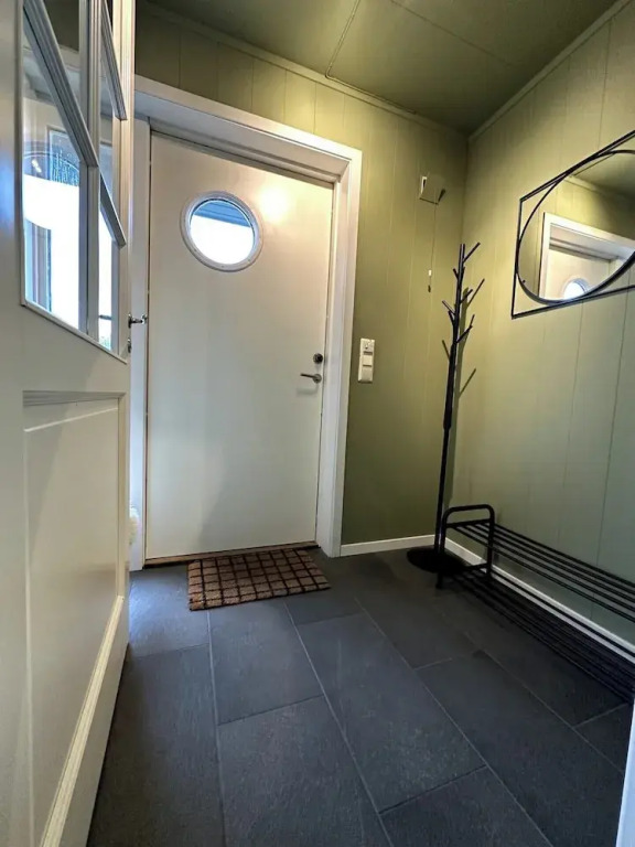 Aurora Borealis Apartment - Sleeps 3 - Parking