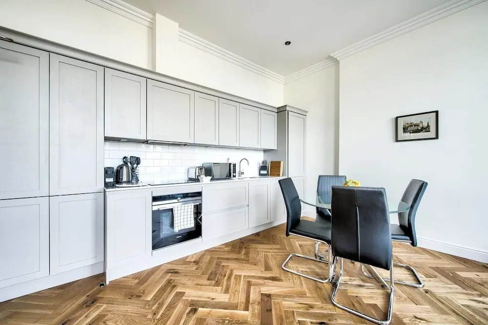 Modern Home 5 Minutes Walk From Princes Street