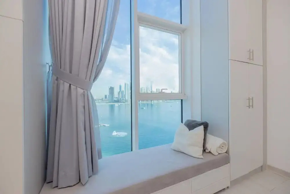 WelHome - Oceanfront Elegance 1BR Apt With Palm Sea Views