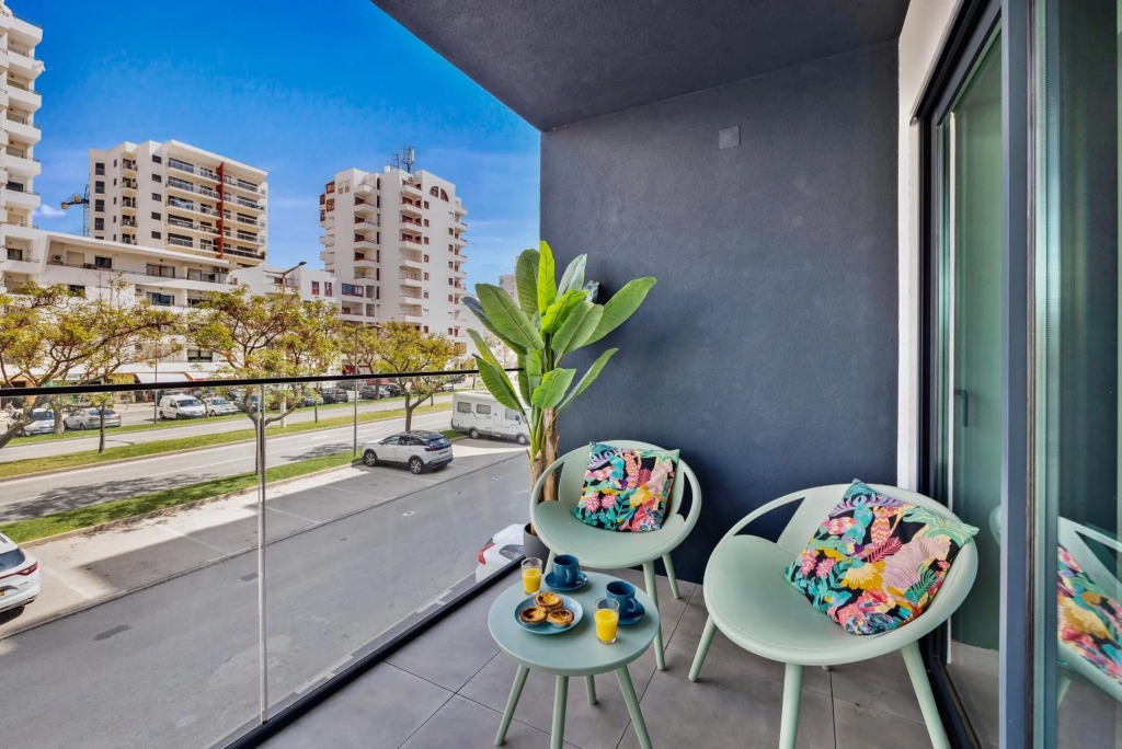 Luxorious Beachside Apartment with Pool