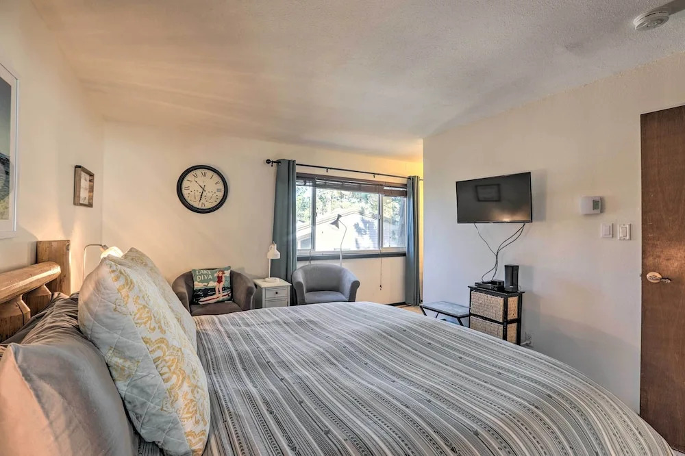 Comfy Lake Tahoe Condo w/ Private Beach Access!