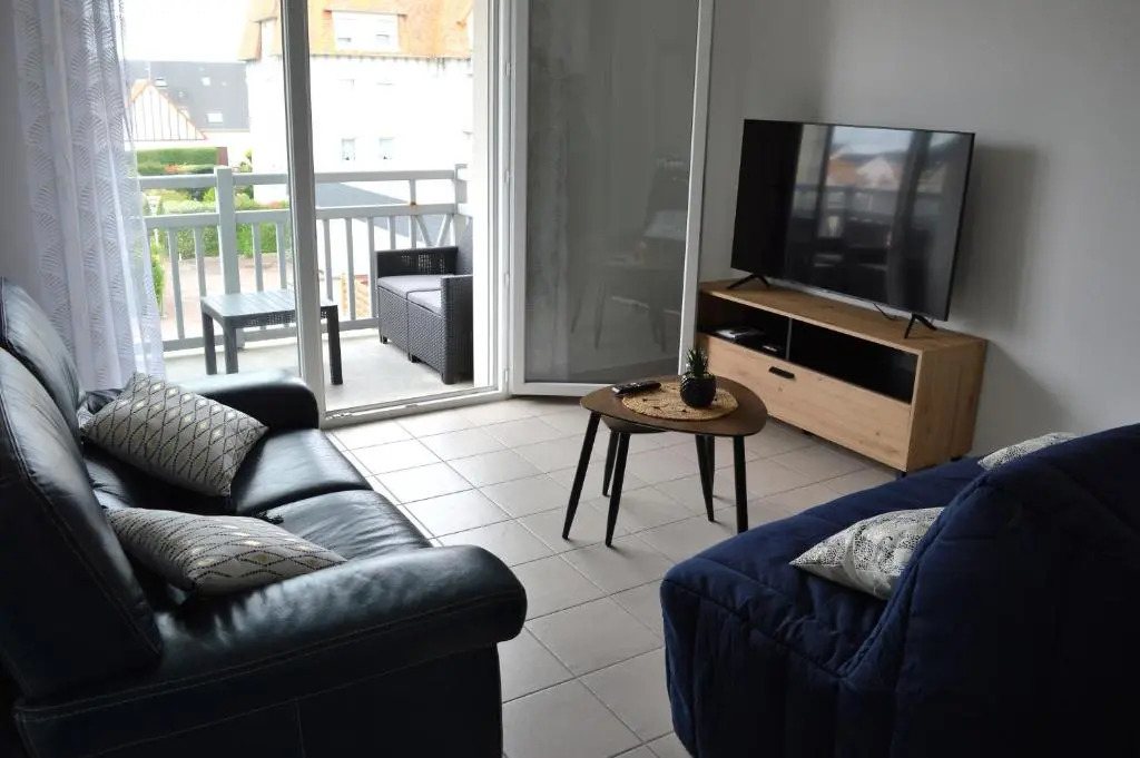 Appartement spacieux avec balcon - à 50m de la plage