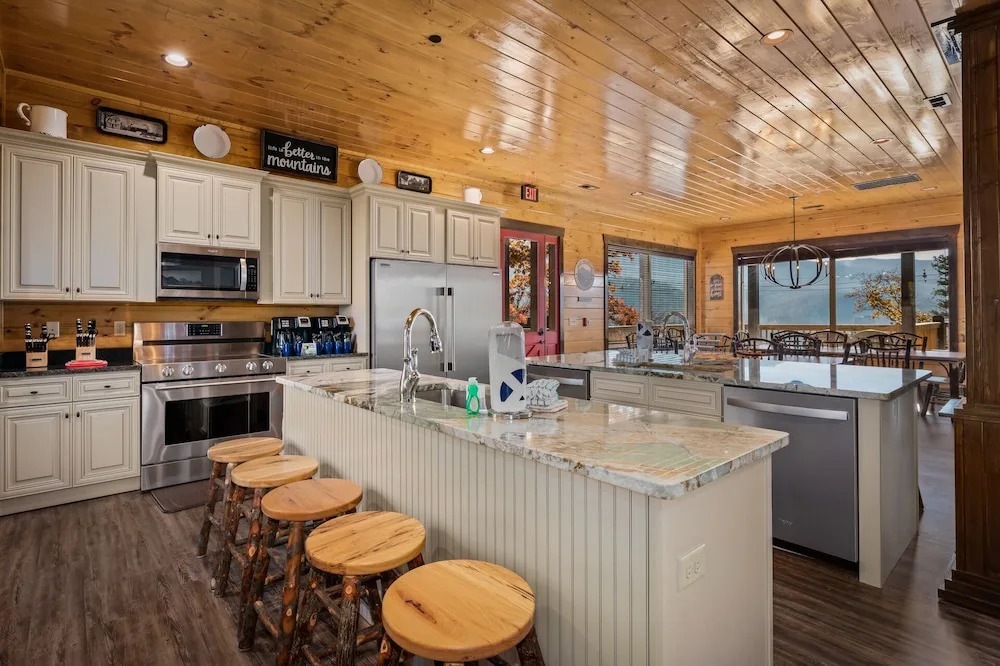 Greystone Retreat 13 Bedrooms 13.5 Bathrooms Cabin