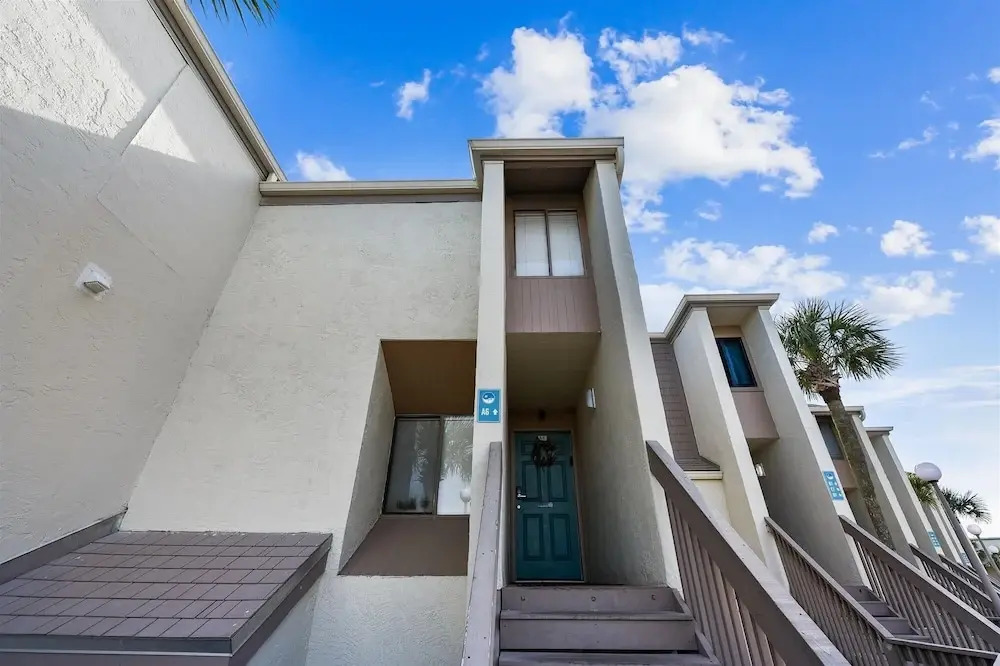 Sugar Beach A6-Lovely 4 bedroom 3 bath Condo. Sleeps 11. Free Beach Chairs 2021! 4 Condo by RedAwning
