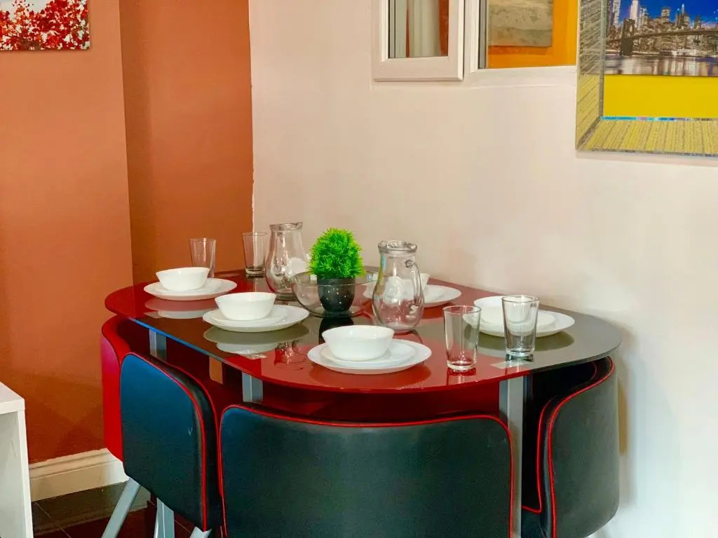 4 Bedrooms, 3 Baths, Full Kitchen and Lounge, Garden, Free Parking