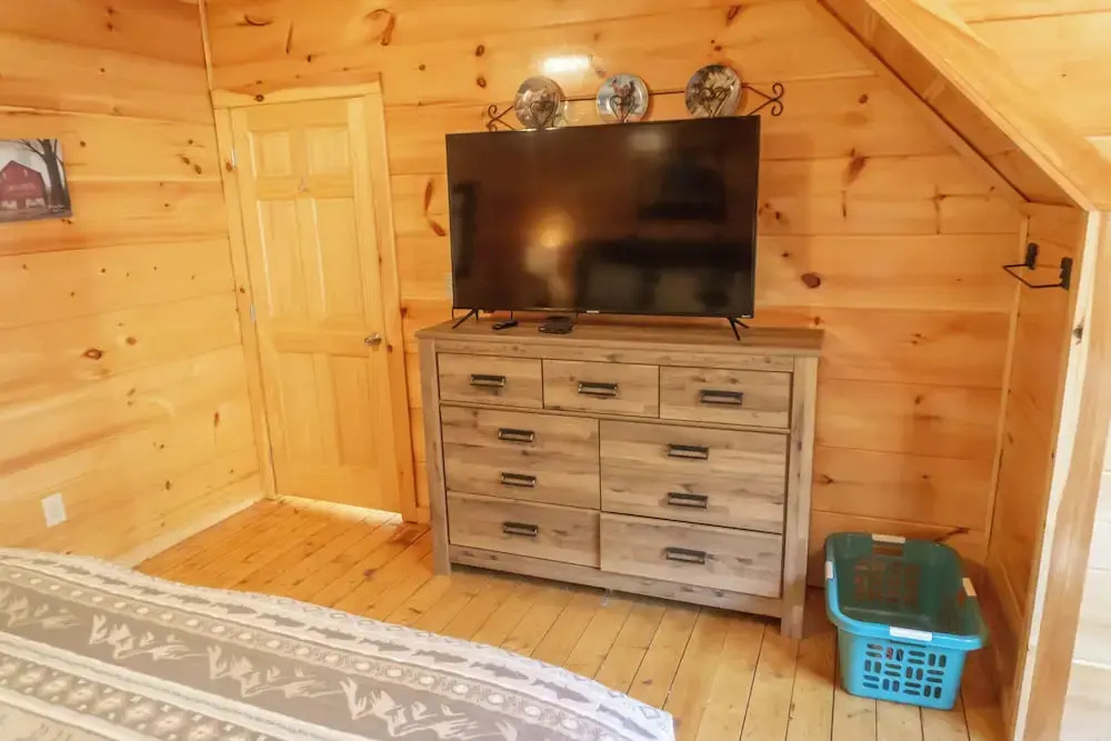 1 Mi to Parkway! Hot Tub Hideaway in Pigeon Forge