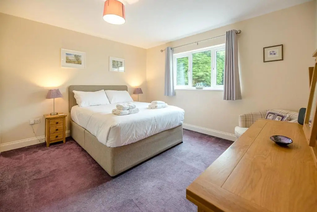 Grove Farm Bungalow with swimming pool, Dallinghoo