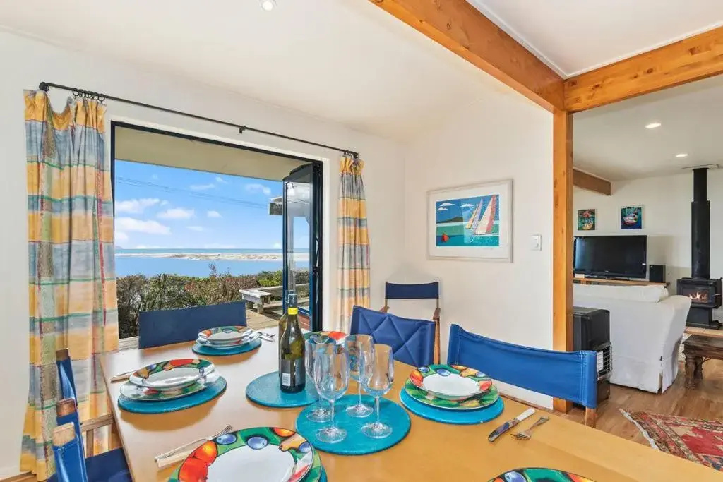 Taste Of Paradise with WiFi!- Mangawhai Heads Home