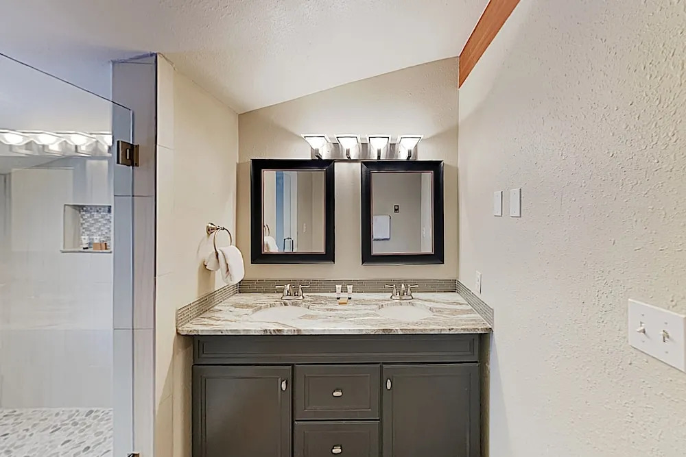 Top-floor W/ Deck & Expansive Mountain Views 3 Bedroom Condo