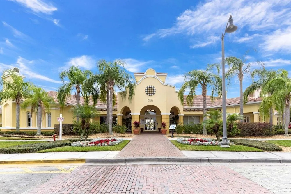 Santiago's Corner Ventura 3 Bedroom Condo by Redawning