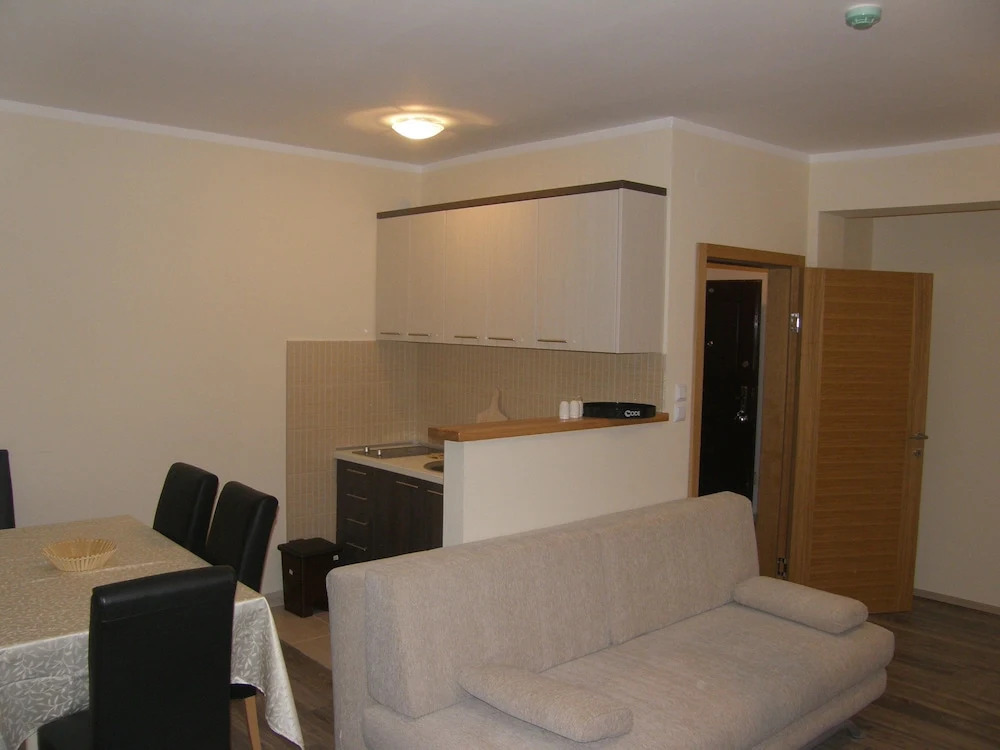 Apartments and rooms Max-Well