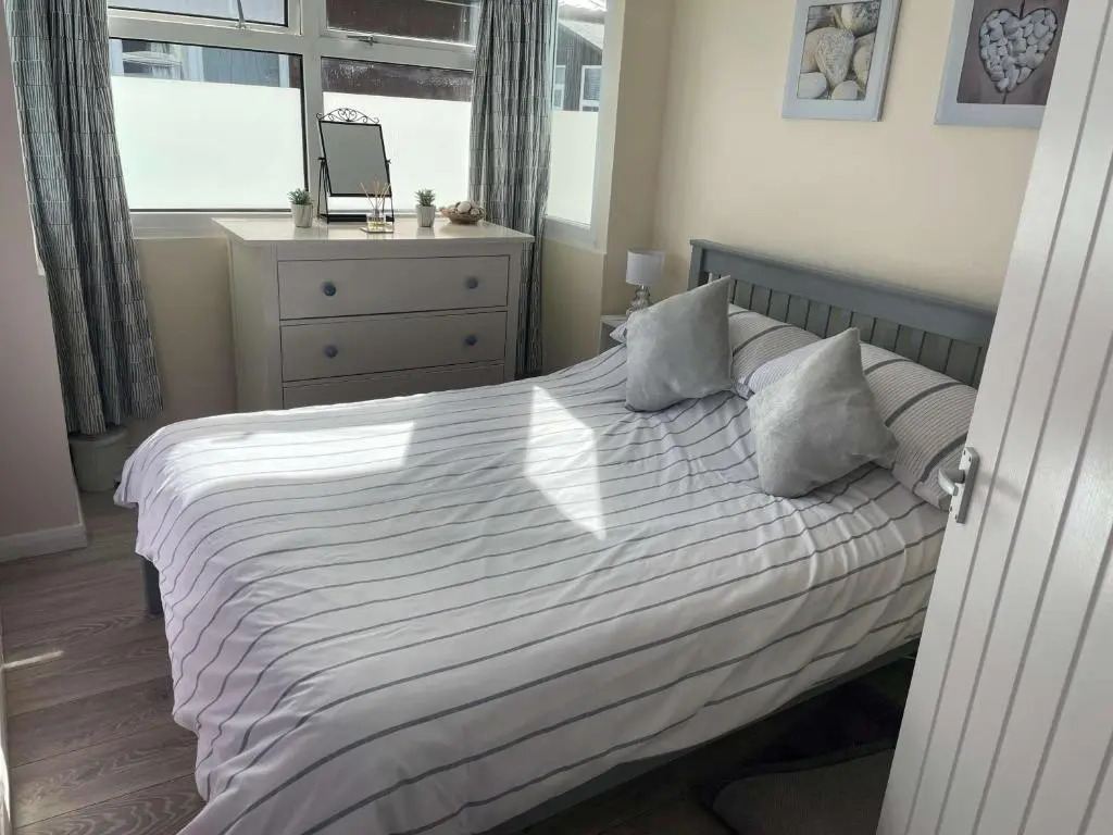 Pebbles 144 South Shore 2 bed chalet 2 dog friendly, sleeps 4