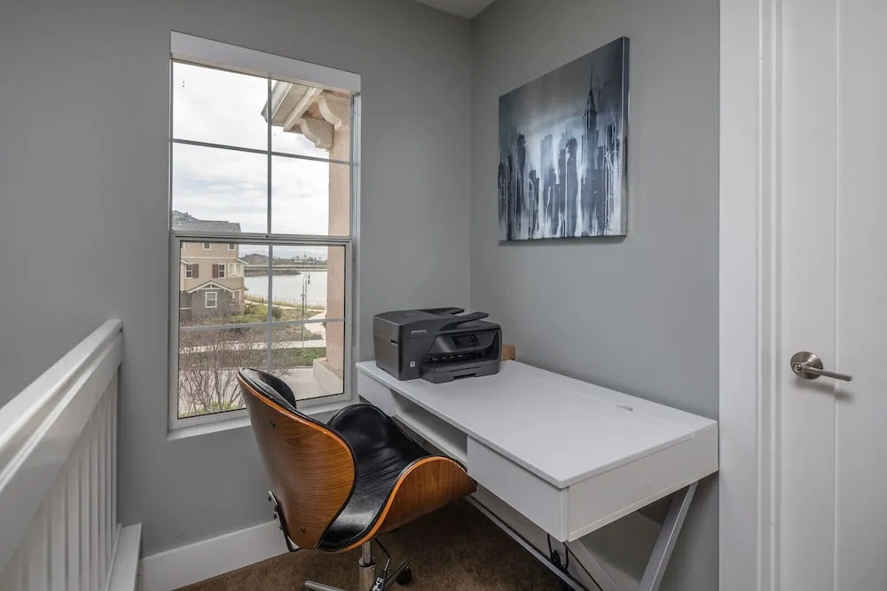 Posh Waterfront - 3 Br Condo
