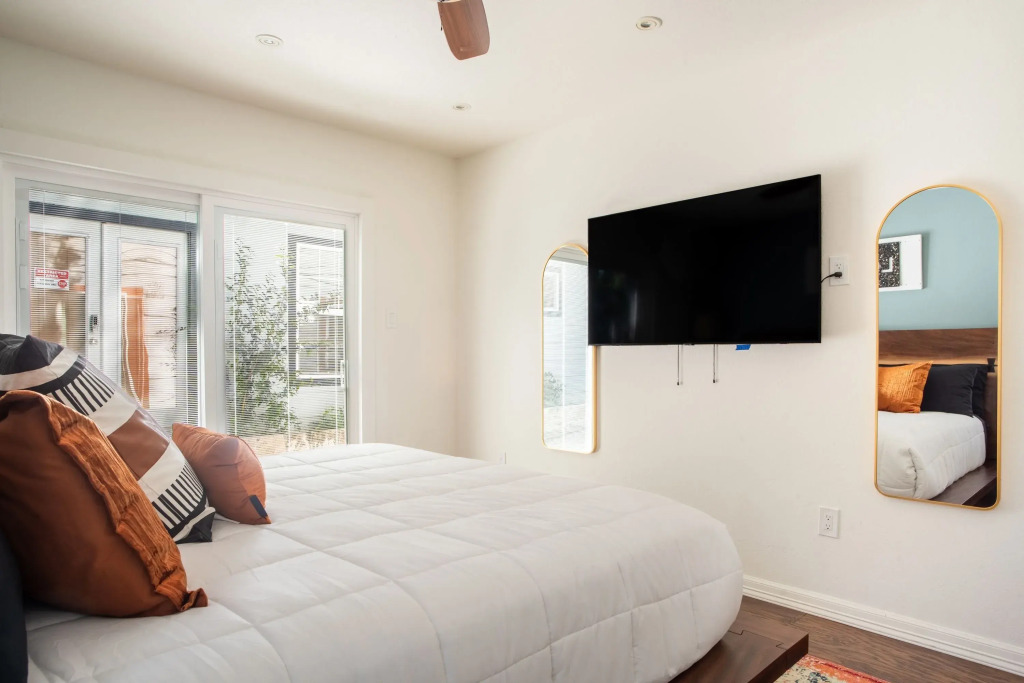 Red River by Avantstay Shared Pool + Hot Tub 20 Minutes to Downtown Austin