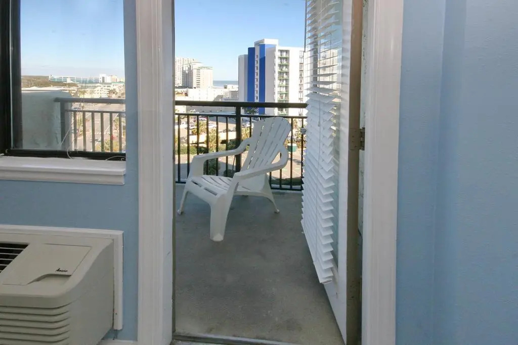 Blue Water Beachfront Condo 2 Mi to SkyWheel!