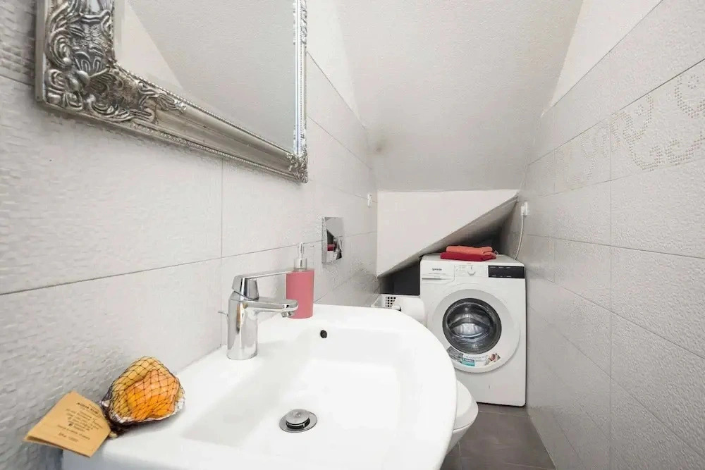 Spacious Apartment in Brodarica With Garden