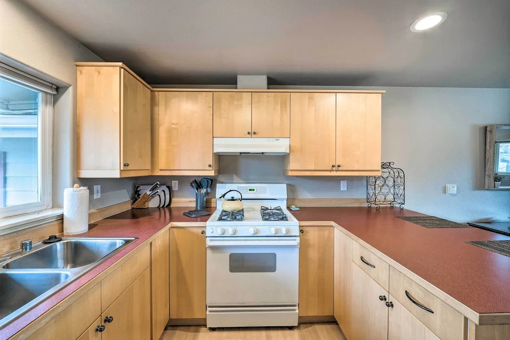 Apartment w/ Gas Fireplace ~ 1/2 Mi to Beach!