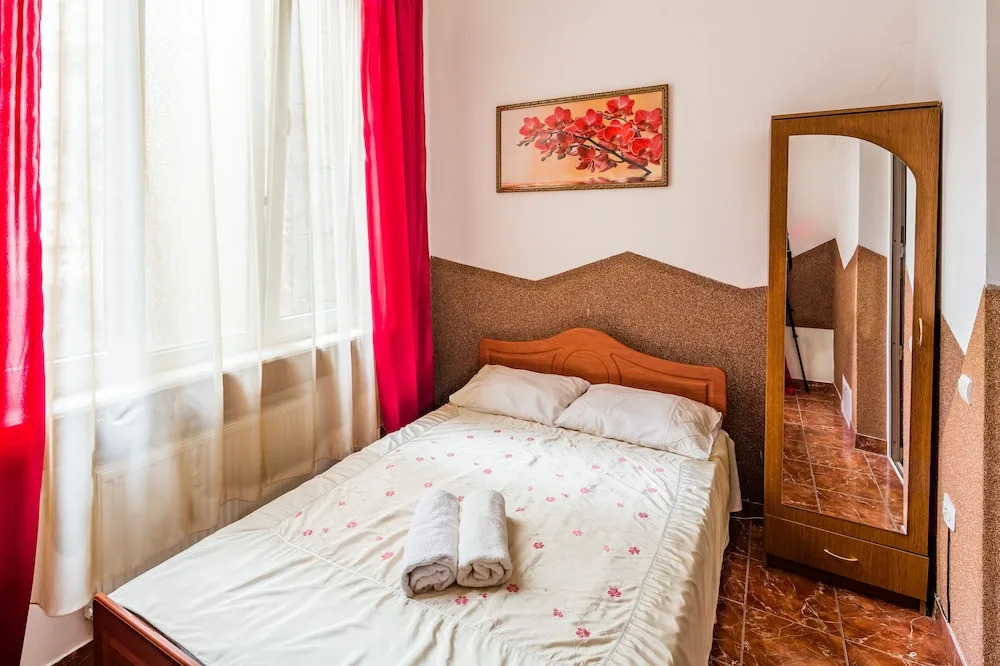 Three rooms in the center on Kulisha