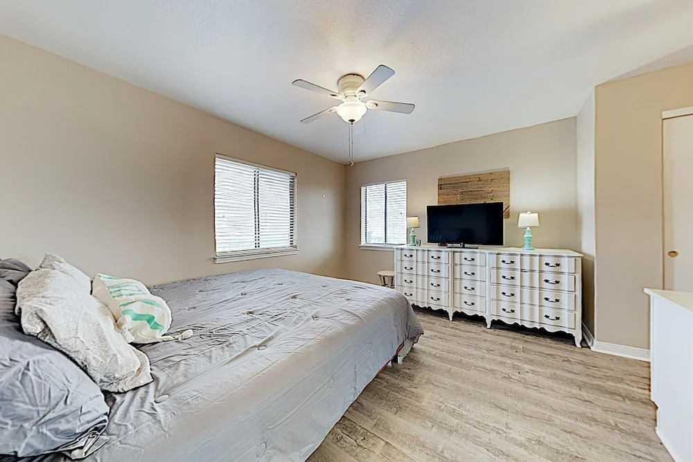 New Listing! Gulf-view : Heated Pool, Hot Tub 2 Bedroom Condo