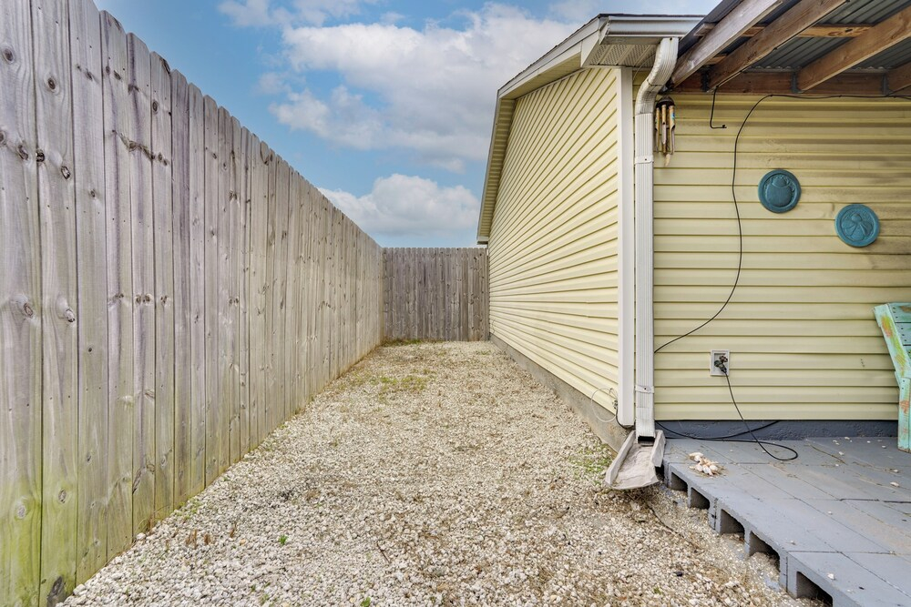 Pet-friendly PCB Duplex - Walk to Beach!