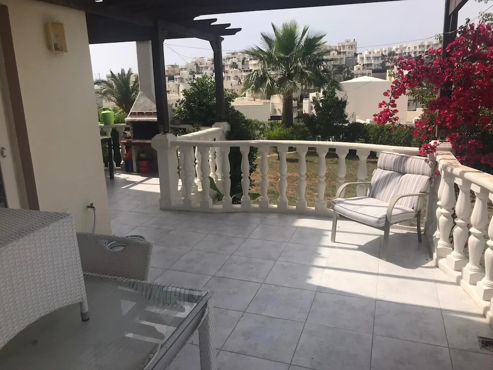 1 Bedroom Apartment Lake View 8 by Likya Global