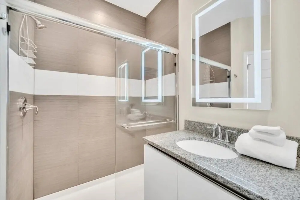 3 Bedroom Modern Town Home With Pool Near Disney! 3 Townhouse by Redawning