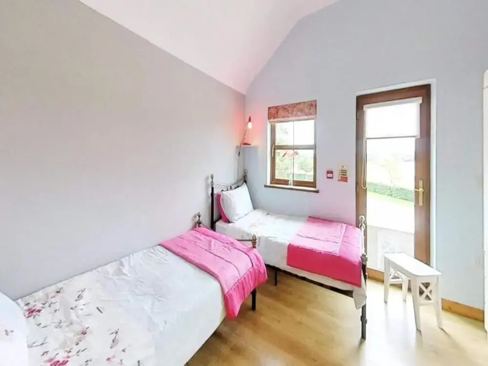Twin Room Ensuite Near Hillsborough Palaces