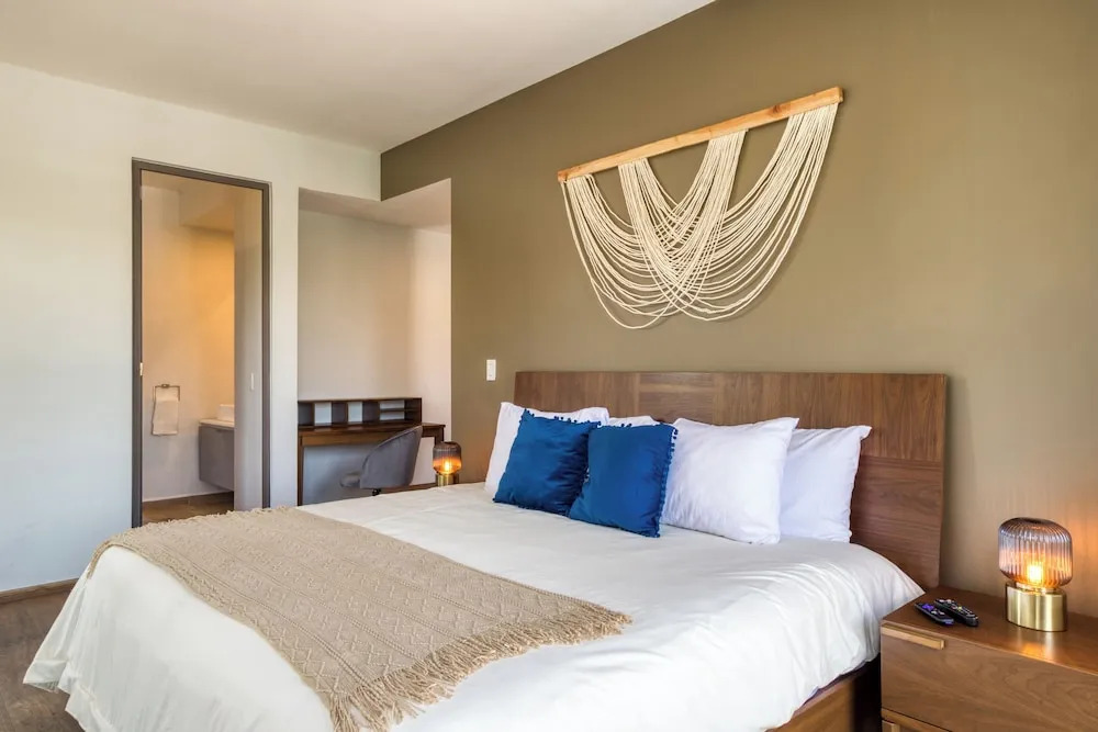Chic PH Haven with rooftop By Tasman