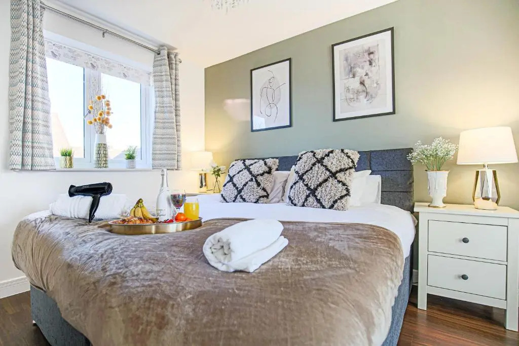 Luxury House with Pool Table, Smart TVs, Garden and Free Parking by Yoko Property