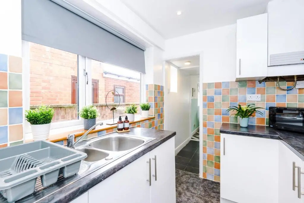 Harley House - Spacious Home With Free Netflix & Parking by RocketBnB