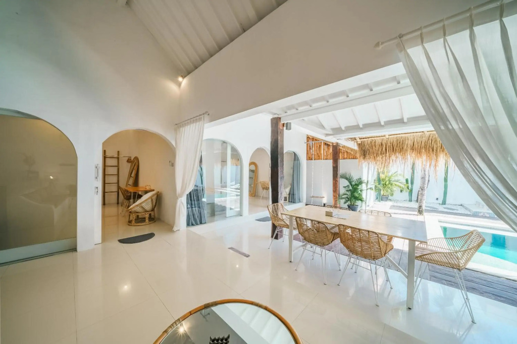 Villa Santorini - Boho-Chic 3-Bedroom Villa in the Heart of Berawa!