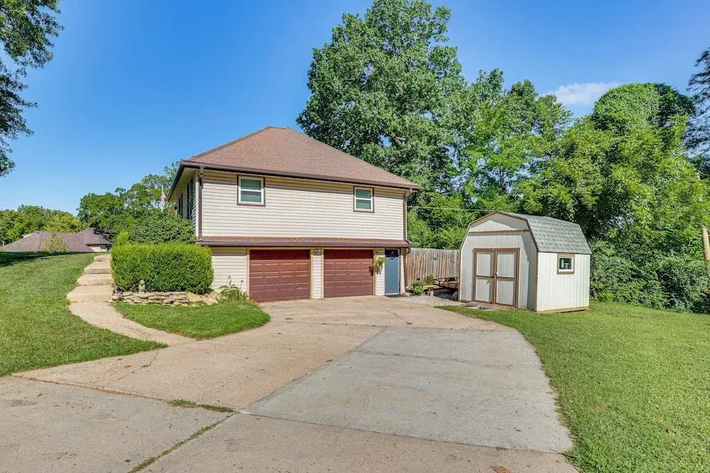 6 Mi to Cpkc Stadium: Convenient Kansas City Apt