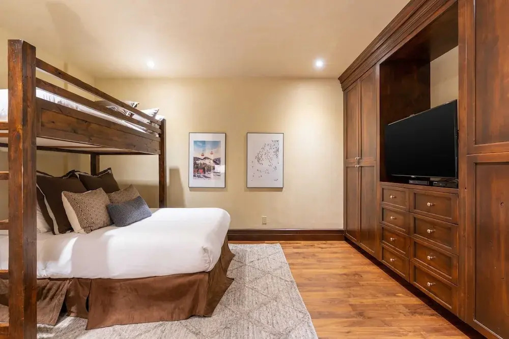 Townhome on the Creek 135 by Avantstay Ski In/ Ski Out Home w/ Hot Tub