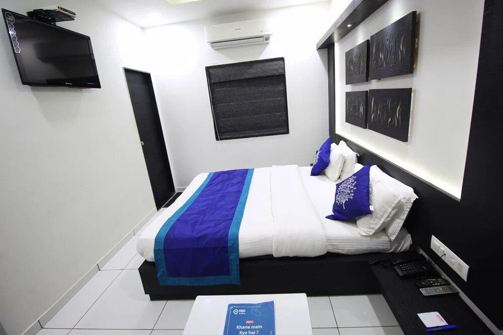 OYO 1319 Hotel Paramount Inn