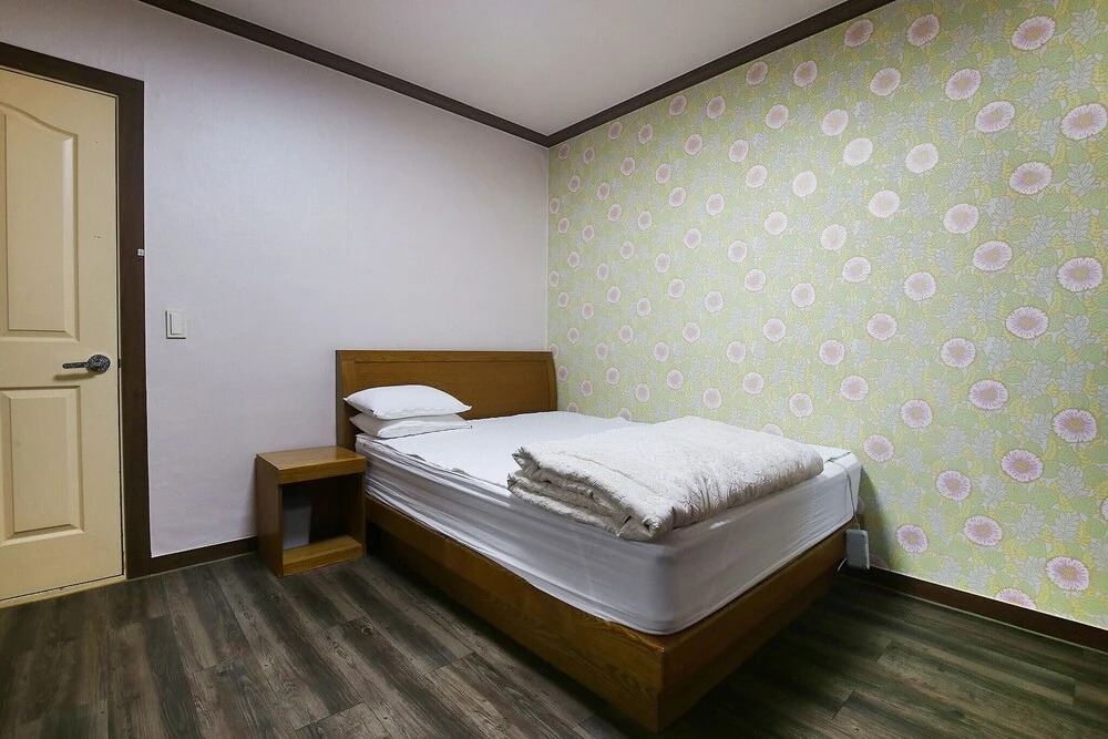 Nonsan Hwangje Motel