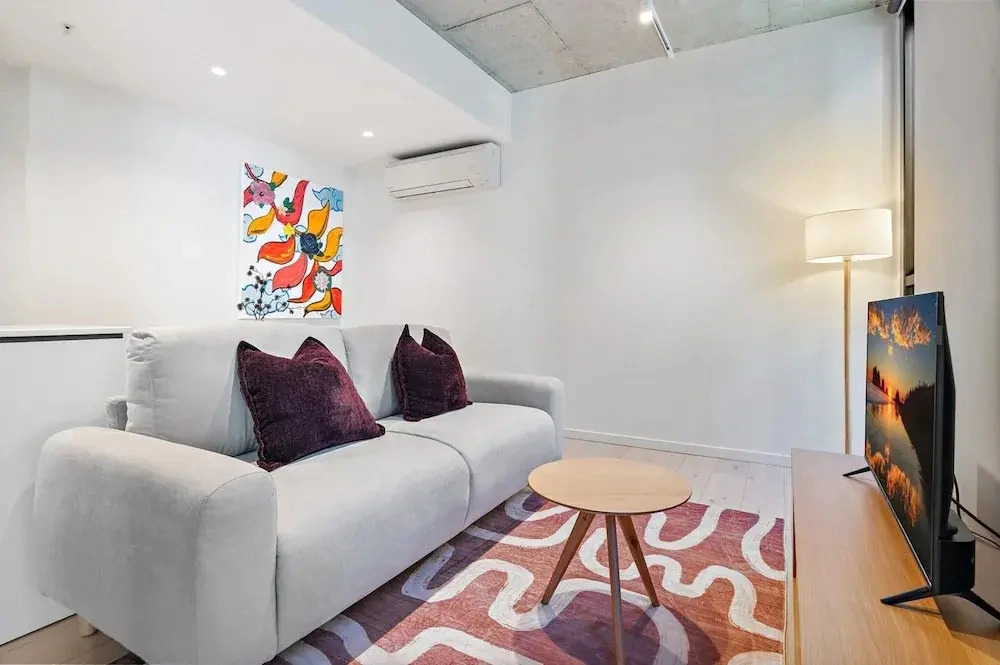 Well-lit 2-bed Apartment With Balcony