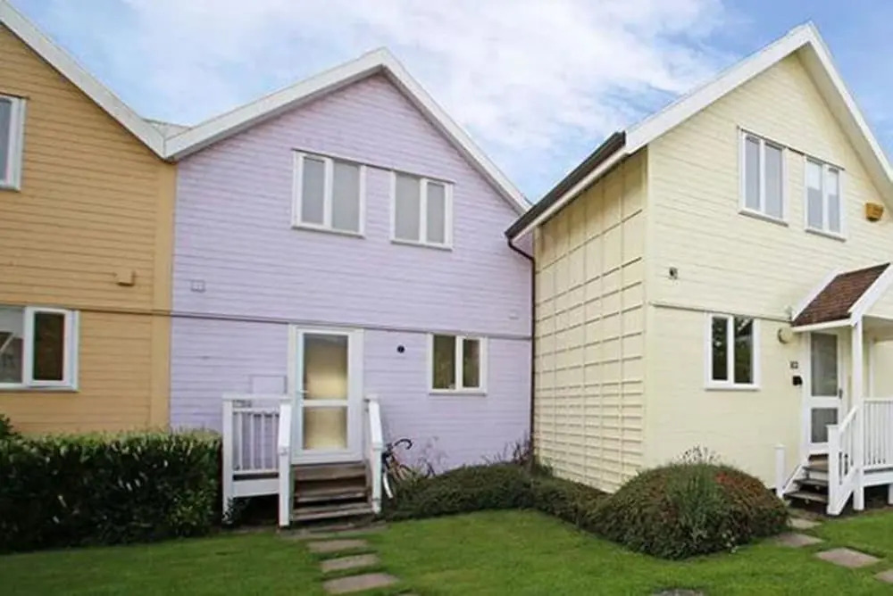 Pet-friendly lakeside house on Spring Lake in the Cotswold Water Park
