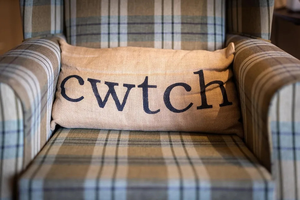 The Cwtch Apartment - Sea Views Walk to Beach