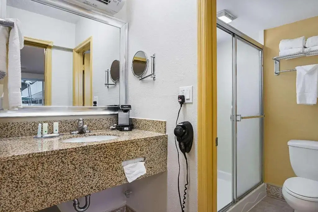 Econo Lodge Inn & Suites Hollywood Blvd