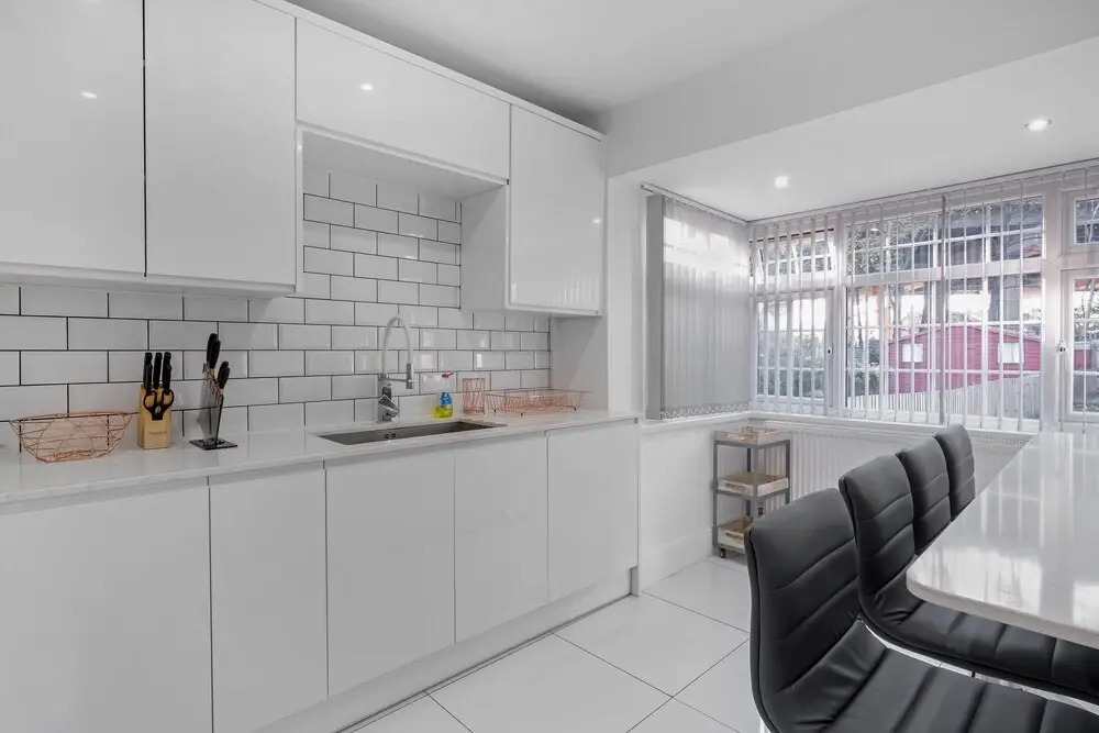 Delightful House 4 bed 2 bath  - Parking