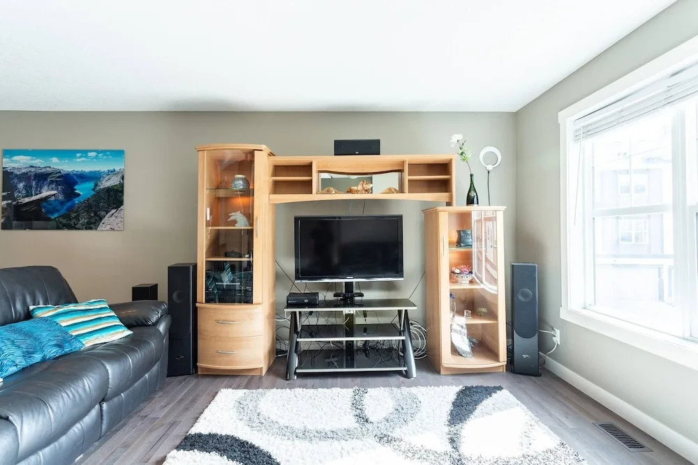 Upscale Townhome,banff,spruce Meadows ,pets