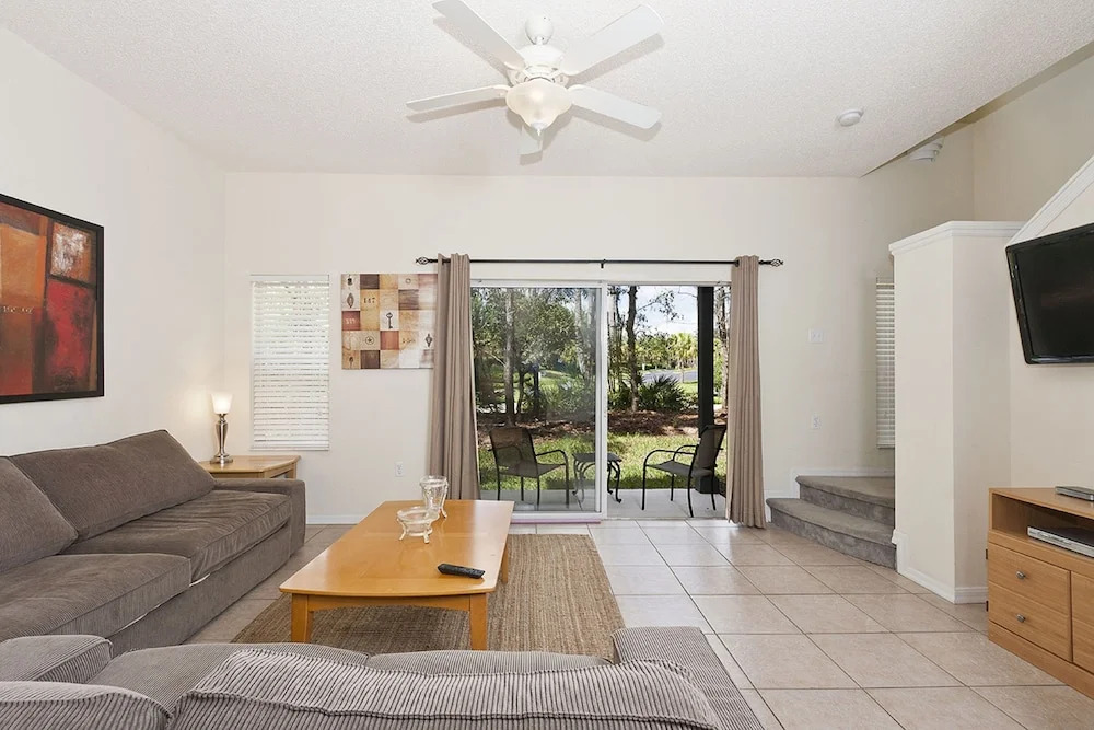 Beautiful Vacation Townhouse with Balcony EM2777
