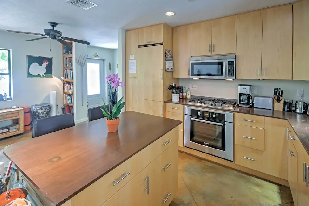 Sarasota House w/ Backyard Oasis: 6 Mi to Beach!