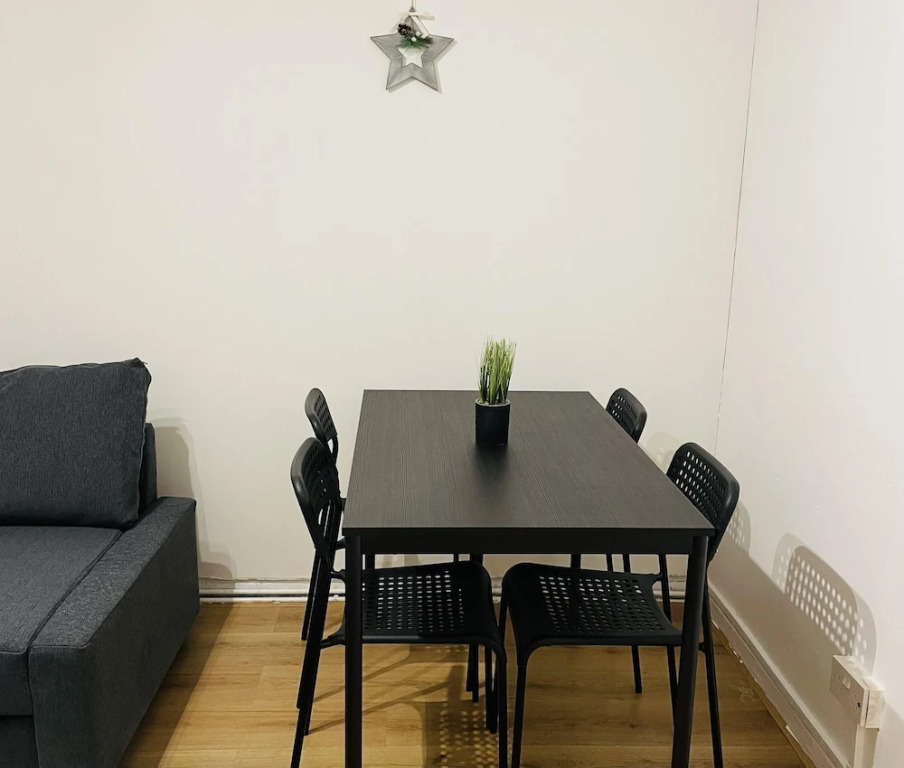 Walk to Lcy Airport/ Excel /dlr 1Br Flat