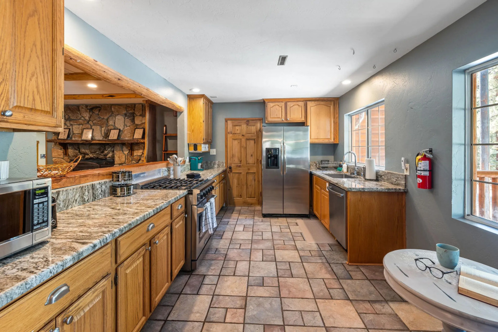10 Mins to the Lake, Hot Tub & Game Room, Modern Cabin Bearpaw by Avantstay