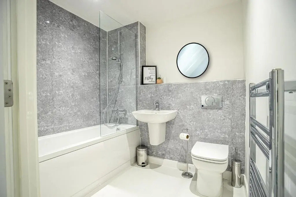 Modern Luxe 1 & 2 Bed Apts near Granby Plaza by Sojo Stay
