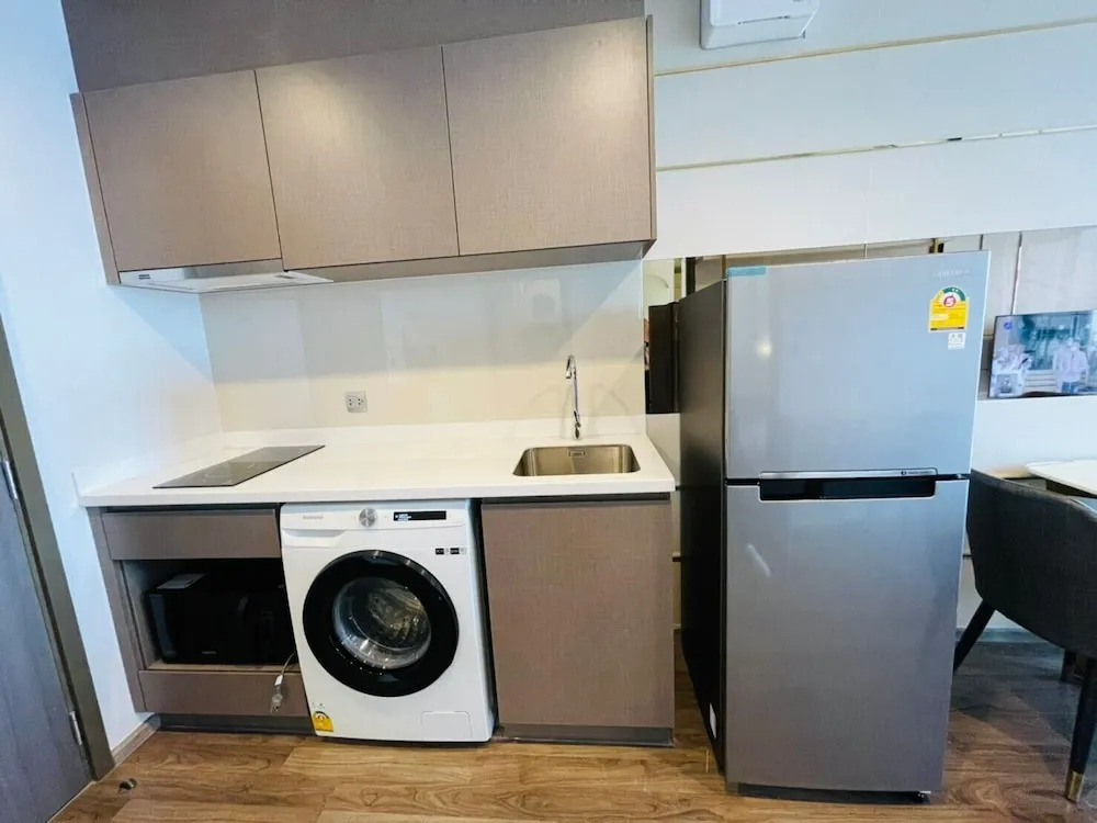 1 bed plus condo near JJ market