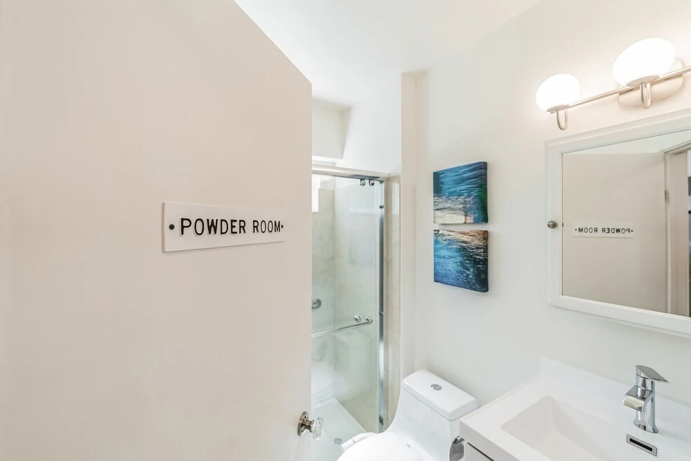 Centrally Located 2 Bedrooms Walkable 2 Duplex by Redawning