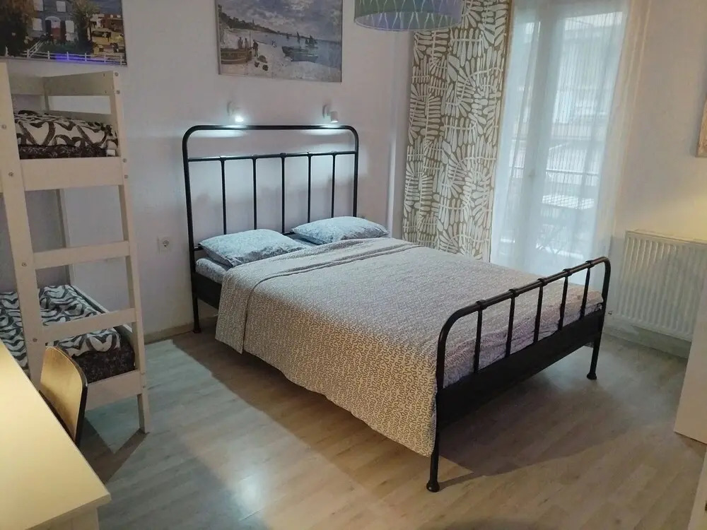 Center Apartment-sleeps5-balcony-live Neighborhood