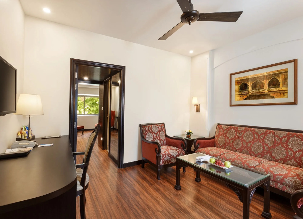 La Place Sarovar Portico